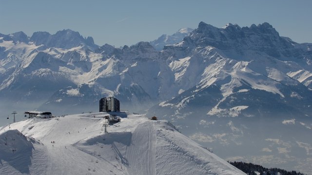 Vue panoramique sur le Kuklos et télésièges, depuis Chaux de Mont.